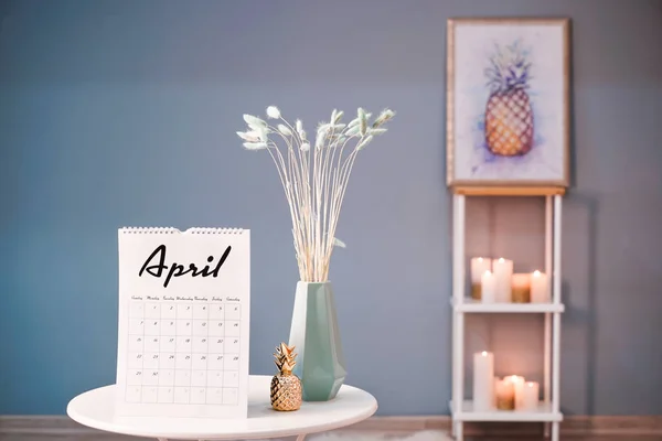 Flip ημερολόγιο και διακόσμηση στο τραπέζι στην αίθουσα — Φωτογραφία Αρχείου