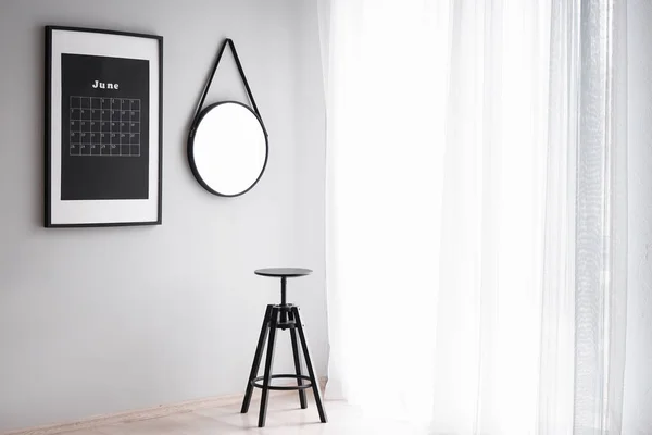 Εσωτερικό του φωτισμού του δωματίου με το ημερολόγιο και καθρέφτη στον τοίχο — Φωτογραφία Αρχείου