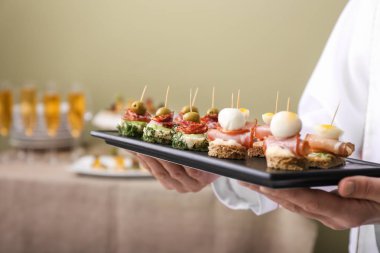 Leziz kanepeler, closeup ile plaka elinde Şef