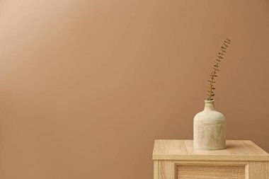 Vazo renk duvarının yakınında olan tablo