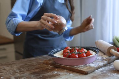 Güzel kadın yemek mutfakta evde sebze pasta