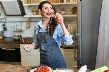 Güzel kadın evde mutfak eğleniyor