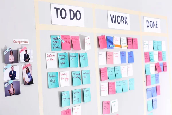 Tablero de tareas Scrum con pegatinas en la pared en la oficina —  Fotos de Stock