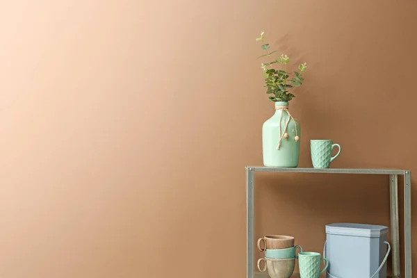 Shelf unit with decor near color wall — Stock Photo, Image