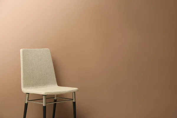 Sandalye renk duvarının yakınında — Stok fotoğraf