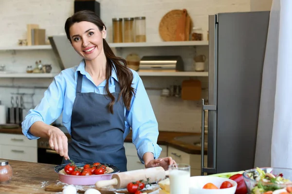 Hermosa mujer cocinando pastel de verduras en la cocina en casa —  Fotos de Stock
