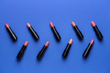 Renk arkaplanında farklı ruj izleri