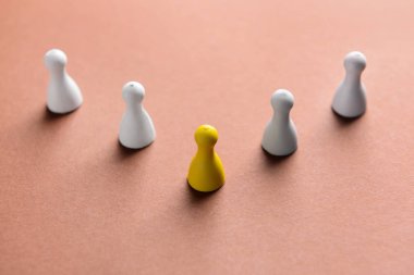 Sarı piyon renk arka plan üzerinde beyaz olanlar arasında. Benzersizlik kavramı