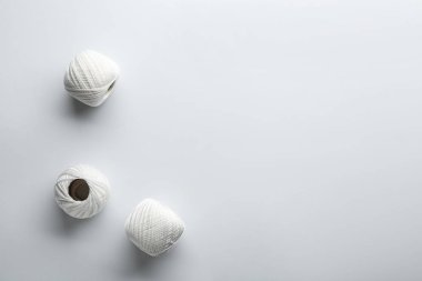 Işık arka plan üzerinde beyaz clews