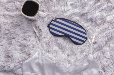 Uyku maskesi ile yatakta kahve