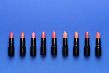 Renk arkaplanında farklı ruj izleri