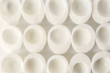 Beyaz arkaplanda kaynamış yumurta