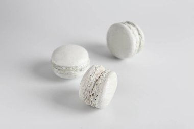Işık arka plan üzerinde beyaz macarons