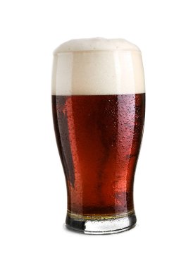 Beyaz arka planda bir bardak taze bira.