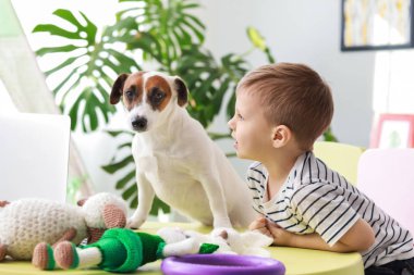Sevimli küçük çocuk komik köpek vasıl ev ile