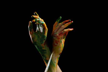 Koyu arka plan üzerinde eller boyalı