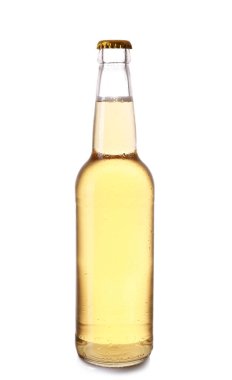 Beyaz arka plan üzerinde taze bira şişe