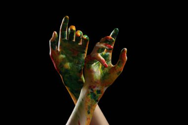 Koyu arka plan üzerinde eller boyalı