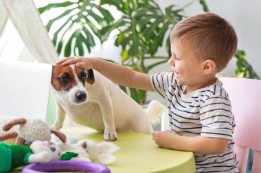 Sevimli küçük çocuk komik köpek vasıl ev ile