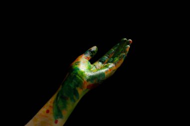 Koyu arka plan üzerinde kadın el boyalı