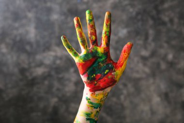 Grunge arka planda boyalı kadın el