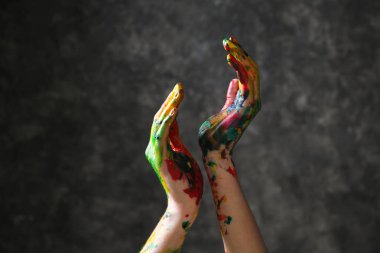 Grunge arka planda boyalı kadın eller