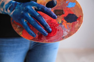 Stüdyo, portre palette boya ile kadın sanatçı