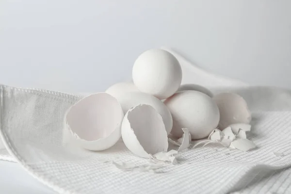 Lekkere rauwe eieren op witte servet — Stockfoto