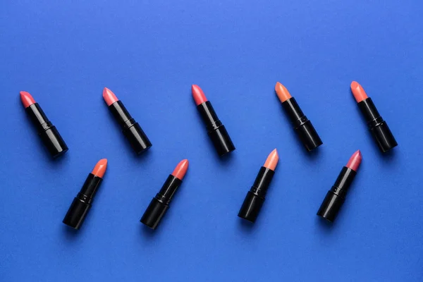 Diferentes lápices labiales sobre fondo de color — Foto de Stock