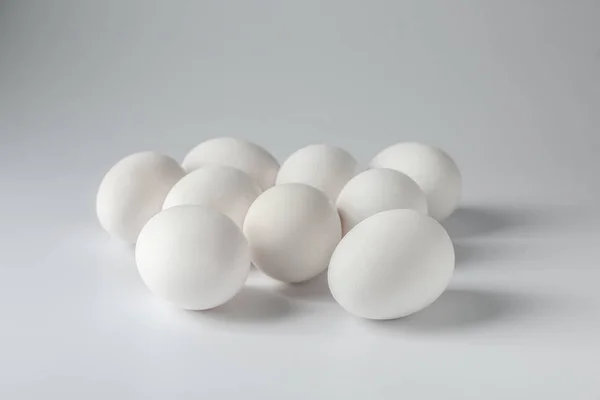 Ouă crude gustoase pe fundal alb — Fotografie, imagine de stoc