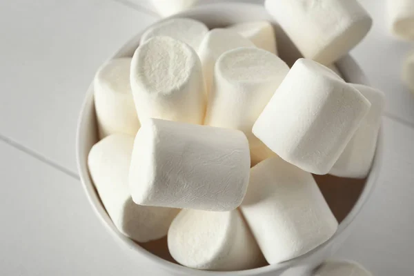 Tigela com saborosos marshmallows na mesa branca, close-up — Fotografia de Stock