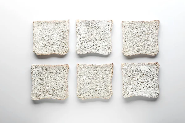 Fatias de pão no fundo branco — Fotografia de Stock