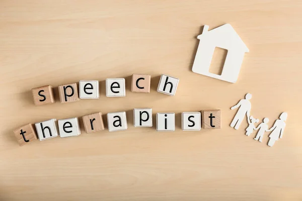 Cubes forming text SPEECH THERAPIST on table — Stock Photo, Image