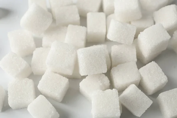 Kostky cukru na bílém pozadí — Stock fotografie