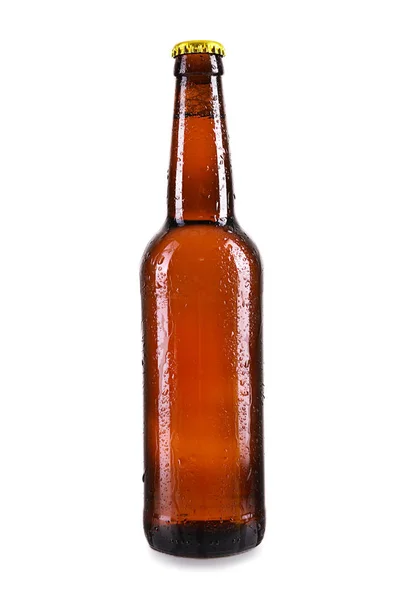 Botella de cerveza fresca sobre fondo blanco — Foto de Stock