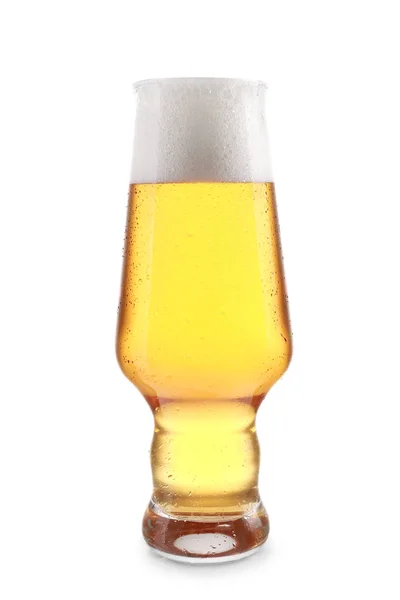 Copo de cerveja fresca no fundo branco — Fotografia de Stock