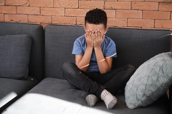 Triste chico afroamericano llorando en casa — Foto de Stock