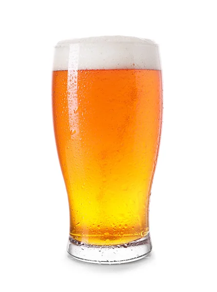 Ποτήρι φρέσκιας μπύρας σε λευκό φόντο — Φωτογραφία Αρχείου