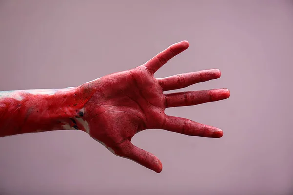 Раскрашенная женская рука на цветном фоне — стоковое фото