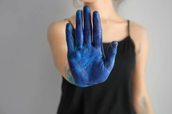 Jonge vrouw met geschilderde hand, close-up — Stockfoto