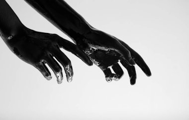 Açık renkli boyalı ellerde