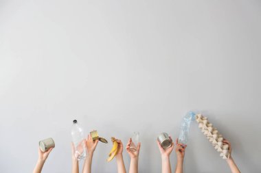 Beyaz arka planda çöp farklı türleri ile Hands