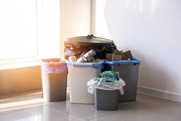 Papeleras con diferentes tipos de basura en el interior — Foto de Stock