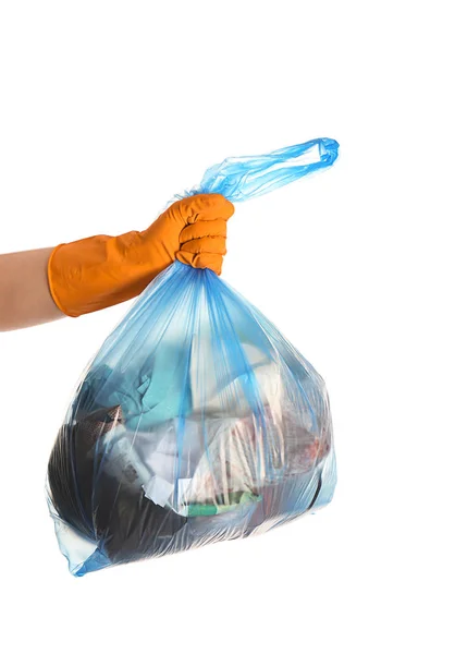Mão feminina segurando saco com lixo no fundo branco — Fotografia de Stock
