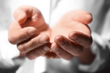 Eller genç adam, closeup