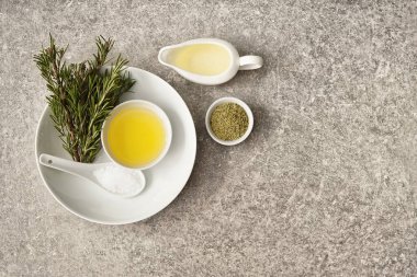 Gri tablo taze ve kuru biberiye yağı