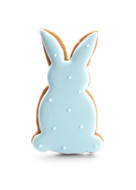 Beyaz arka planda tavşan şeklinde lezzetli Paskalya kurabiyesi