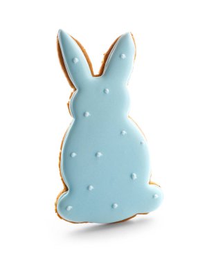 Beyaz arka planda tavşan şeklinde lezzetli Paskalya kurabiyesi