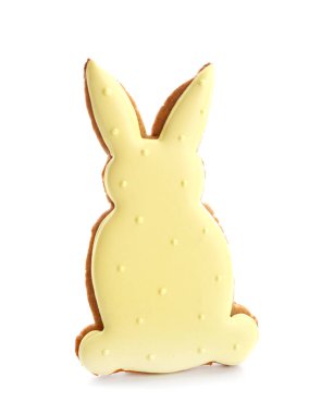 Beyaz arka planda tavşan şeklinde lezzetli Paskalya kurabiyesi