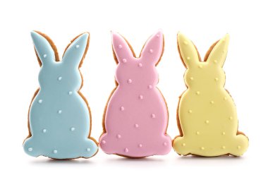 Beyaz arka planda tavşanlar şeklinde lezzetli Paskalya Kurabiyeleri